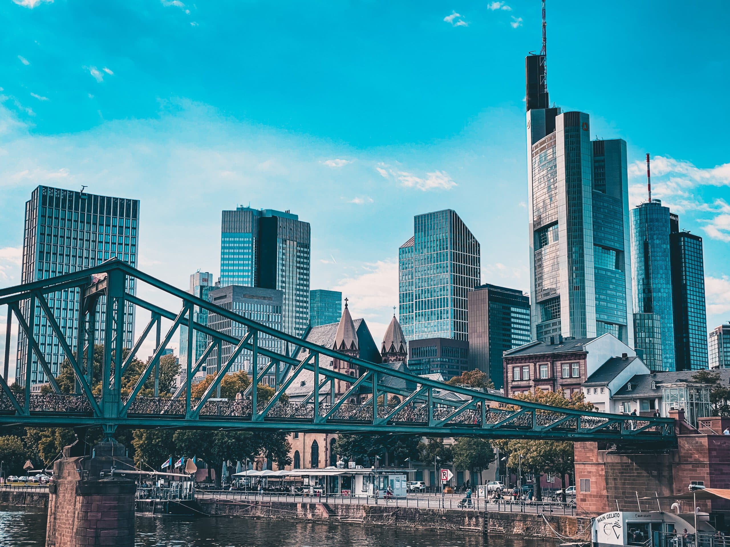 Frankfurter Skyline, im Vordergrund der Eiserne Steg
